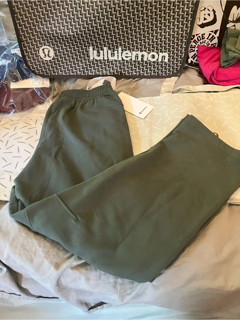 NWT Lululemon Loungeful Classic-Fit HR Sweatpant, S, Palm Deco
